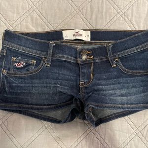Hollister shorts. Junior’s / women’s. Size 25 (1). Dk blue.